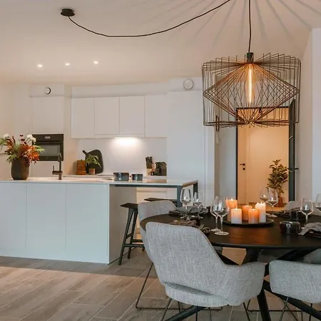 Huswell - Beautiful Overlooking The Marina