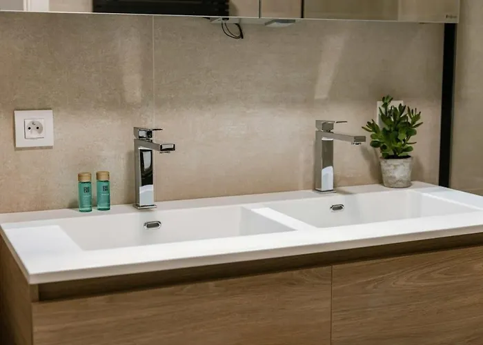 Huswell - Beautiful Overlooking The Marina דירה *