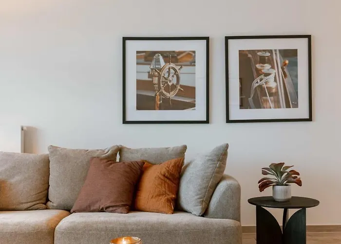 Huswell - Beautiful Overlooking The Marina