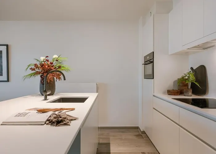 Huswell - Beautiful Overlooking The Marina