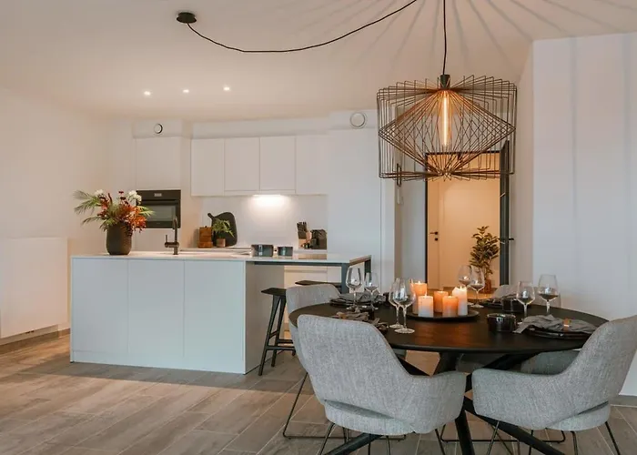 Huswell - Beautiful Overlooking The Marina