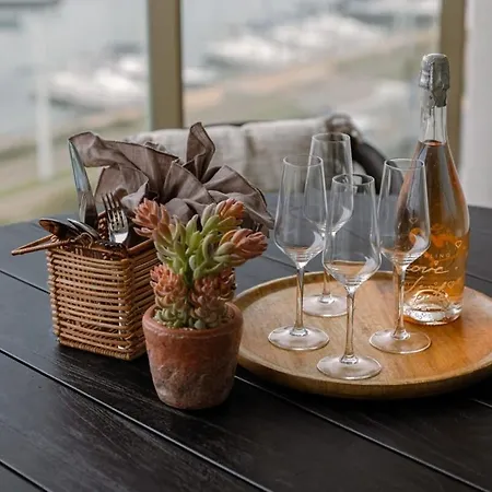 Huswell - Beautiful Overlooking The Marina Apartment Ostend
