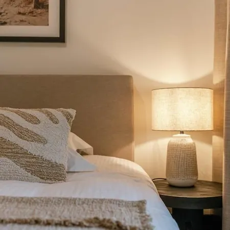 Huswell - Beautiful Overlooking The Marina Apartment