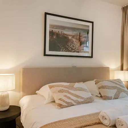 Huswell - Beautiful Overlooking The Marina Apartment